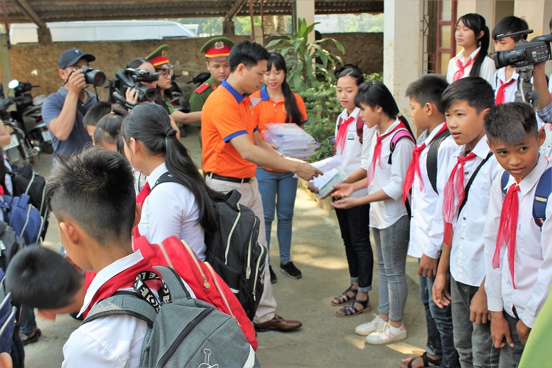 Đoàn trao quà tặng học sinh Trường THCS Cẩm Sơn